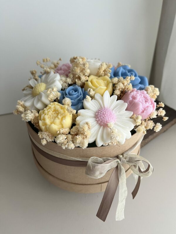 Bouquet con fiori in cera - Toni blu, giallo e rosa