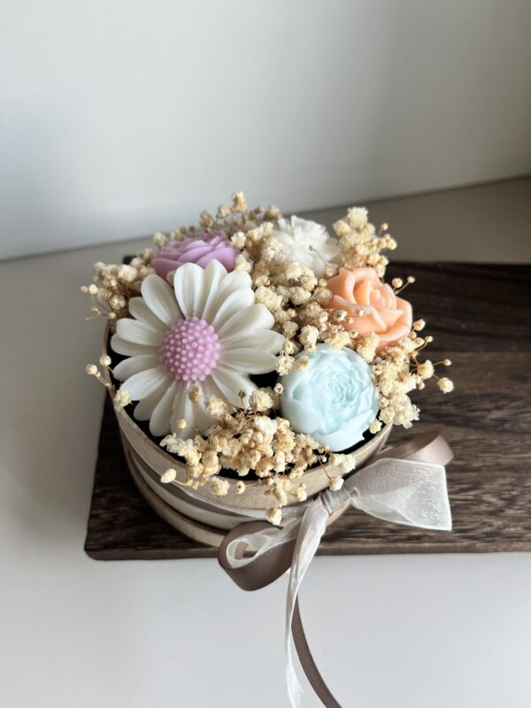 Bouquet piccolo con fiori in cera - immagine 3