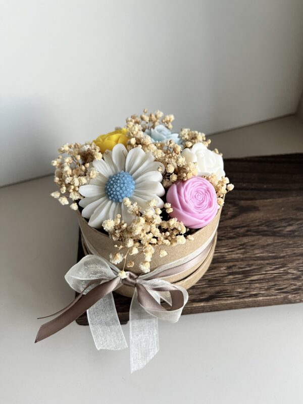 Bouquet piccolo con fiori in cera - immagine 2