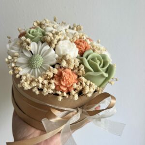 Bouquet con fiori in cera - Toni verde e pesca