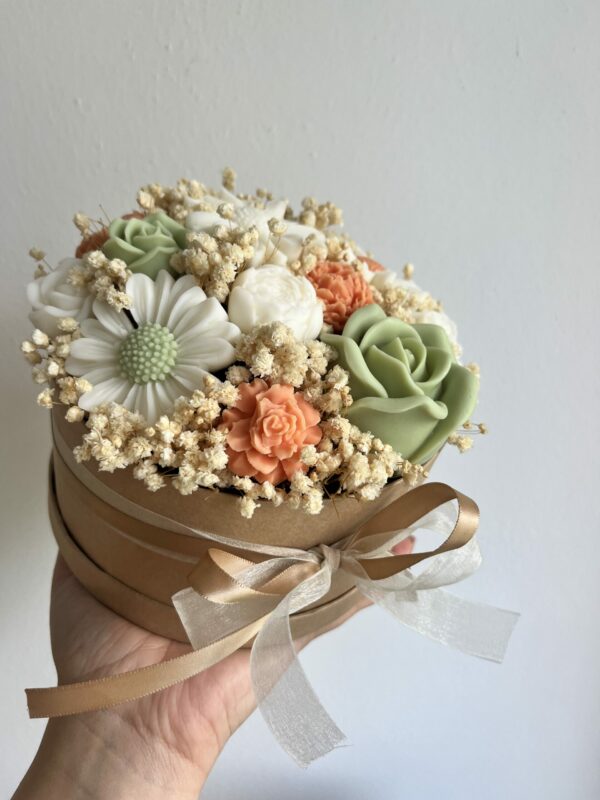 Bouquet con fiori in cera - Toni verde e pesca