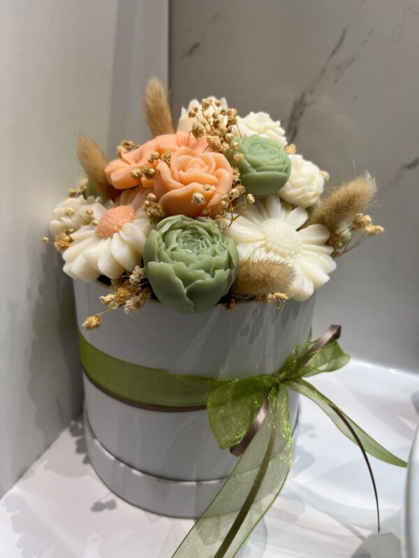 Bouquet con fiori in cera - Toni verde e pesca - immagine 2