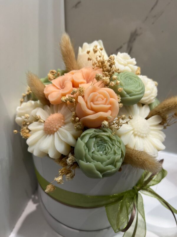 Bouquet con fiori in cera - Toni verde e pesca - immagine 3