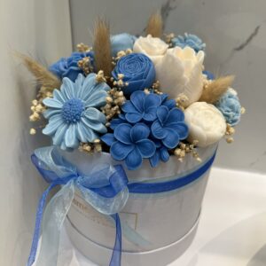 Bouquet con fiori in cera - Toni blu, azzurro e bianco