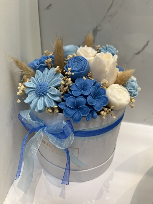 Bouquet con fiori in cera - Toni blu, azzurro e bianco