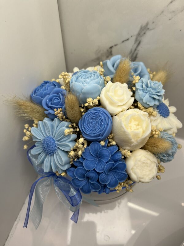 Bouquet con fiori in cera - Toni blu, azzurro e bianco - immagine 2